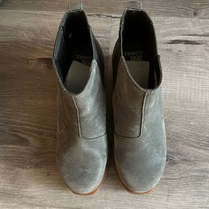 Like new grey suede waterproof Sorels. size 7. Almost perfect condition.